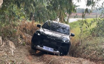 Menjajal Toyota New Hilux G Manual di Jalur Offroad, Torsi Besar Tampang Modern test drive toyota hilux g manual
