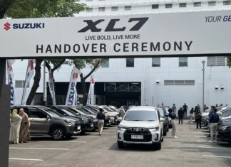 Suzuki Serahkan XL7 Terbaru ke Pelanggan Pertama, SPK Tembus 1.300 Unit seremoni serah terima suzuki xl7